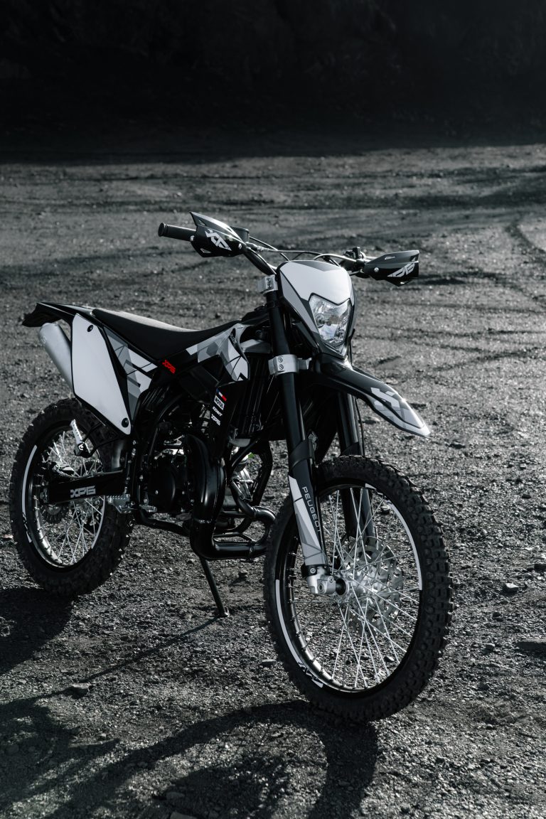 XP6 Enduro R black front 3_4 static shot