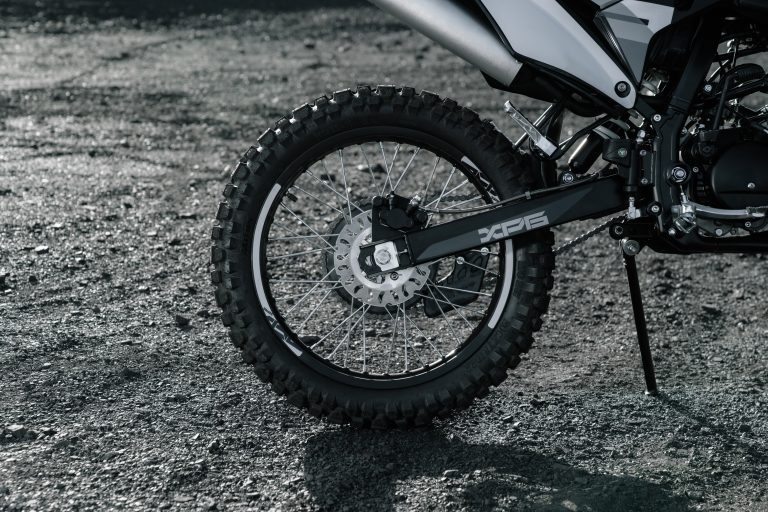 XP6 Enduro R black_Rear wheel close-up