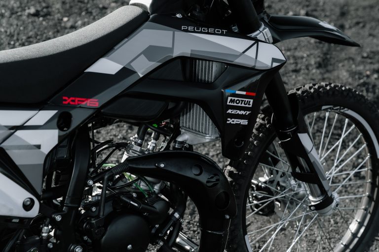 XP6 Enduro R black_engine area close up