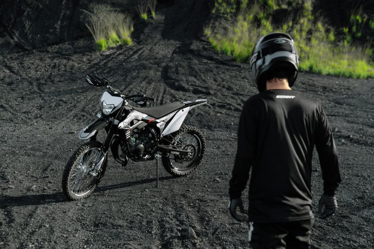 XP6 Enduro R black_rear three-quarter view with ride
