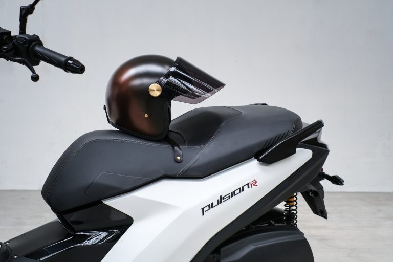 Pulsion EVO R_seat and helmet detail